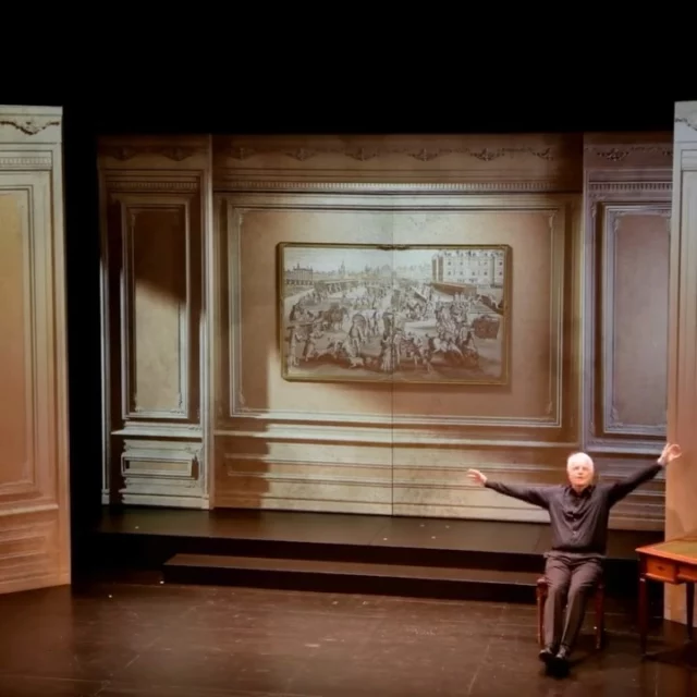 André Dussollier fait son grand retour au théâtre des Bouffes Parisiens. Après une tournée triomphale dans toute la France, il remonte sur scène à partir du 3 décembre 2024 pour 25 dernières représentations !

De sa voix délicieusement magnétique, de son regard perçant d’acuité, de son expressivité hors du commun, il nous charme et nous ensorcelle pour nous entrainer dans son imaginaire sans limite en nous révélant avec gourmandise ce qui constitue la substantifique moëlle des grands textes ou la fulgurance des grands esprits. C’est un véritable bonheur que de retrouver dans le cocon du Théâtre des Bouffes Parisiens cet artiste d’exception dans ce voyage sens dessus dessous dans les méandres de la littérature et de la féérie…

André Dussollier incarne des textes magnifiques de grands hommes de lettres : Charles Baudelaire, Victor Hugo, Roland Dubillard, Sacha Guitry, André Frédérique…

Un spectacle conçu et réalisé par André Dussollier

Collaboration artistique : Catherine D’At

Scénographie / vidéo : Sébastien Mizermont – VLB
Lumières : Laurent Castaingt
Musique : Michel Winogradoff
Accessoires : Pauline Stern
