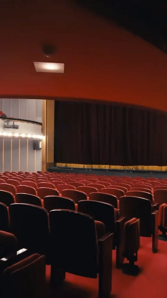 Un théâtre au style Art Déco en plein cœur de Paris 🎭

Découvrez le Théâtre de la Michodière en vidéo, un lieu unique qui vous plongera au cœur des années 20 avec une salle de 700 places. Un théâtre mythique qui fête ses 100 ans en 2025 ! 

💬 Ces espaces sont privatisables. Rendez-vous sur notre site internet pour plus d’infos

#theatreparis #TheatreParisien