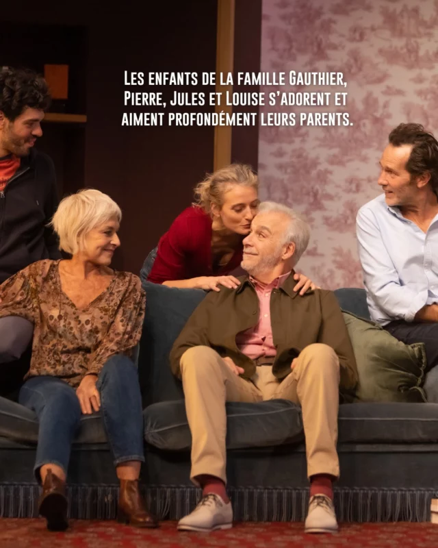 Reprise de "Chers Parents" au Théâtre de la Michodière à partir du 21 mai 2025 ! 

Les enfants de la famille Gauthier, Pierre, Jules et Louise s’adorent et aiment profondément leurs parents. Alors, lorsque ces derniers leur demandent de venir les rejoindre d’urgence, ils ont quelque chose de très important à leur annoncer, les trois enfants bouleversés se précipitent craignant le pire. Mais le pire n’a pas lieu, du moins pas tout de suite, et la merveilleuse nouvelle que leur annoncent Jeanne et Vincent va faire voler en éclats la belle unité familiale… faisant ardemment souhaiter aux trois rejetons ce qu’ils redoutaient le plus en arrivant quelques heures plus tôt !

Une comédie de Emmanuel Patron & Armelle Patron

Mise en scène : Armelle Patron, Anne Dupagne et Emmanuel Patron

Avec : Frédérique Tirmont, Bernard Alane, Marie Tirmont, Thomas Sagols et Emmanuel Patron 

Costumes : Nadia Chmilewsky
Décor : Edouard Laug
Lumière : Laurent Beal
Musique : Michel Amsellem
Illustration : Sacha Floch Poliakoff 

photographies : @christophe.lebedinsky
