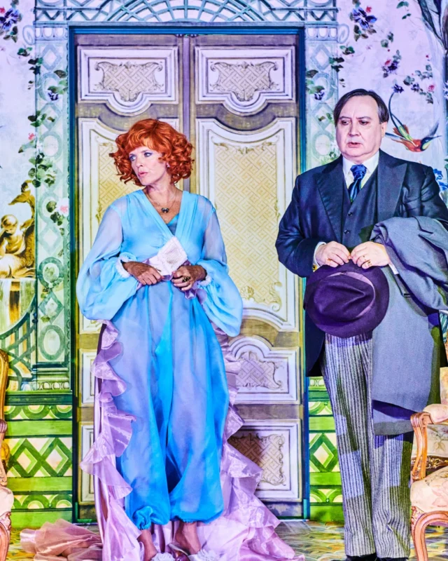 🚨 M-1 🚨
Dans un mois, le rideau se lèvera sur le décor de "La Jalousie" au Théâtre de la Michodière ! ✨

Dans le cadre du centenaire du théâtre, Michel Fau propose une nouvelle version de la pièce du légendaire Sacha Guitry !
Une nouvelle version certes, mais dans un décor de 1915, avec des costumes d'époque flamboyants. 

Avec @michelfauofficiel @gwendol @alexismoncorge Geneviève Casile @fabiennegalula @alexis.driollet @leleo_mar @le.jotr 

Découvrez un avant-goût de l'esthétique étincelant de la pièce.
Pour en voir davantage, rendez-vous à partir du 16 octobre 
➡️Réservez sur michodiere.com

Photographie : @marcelhartmannphoto