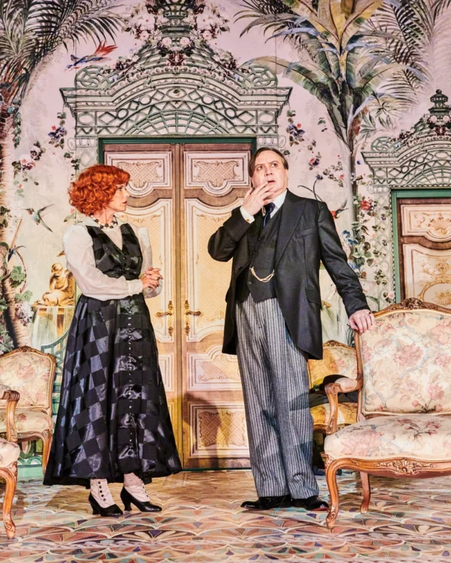 J-1 avant la Première de La Jalousie. 

Sacha Guitry a crée cette pièce en 1915. C'est la première création au théâtre à Paris depuis le début de la guerre. Au lever de rideau, Guitry déclare :
"J'ai choisi pour métier celui qui consiste à distraire le public... Chaque fois que j'y parviens, j'ai l'impression d'avoir fait mon devoir et je suis satisfait". 

Grâce à l'adaptation par @michelfauofficiel de ce texte mythique, on vous promet aussi des rires, et des émotions !

A partir du 16 octobre au Théâtre de la Michodière ! 
Du mercredi au vendredi à 21h 
Le samedi à 15h et 21h 
Le dimanche à 15h 
Durée : 1h40