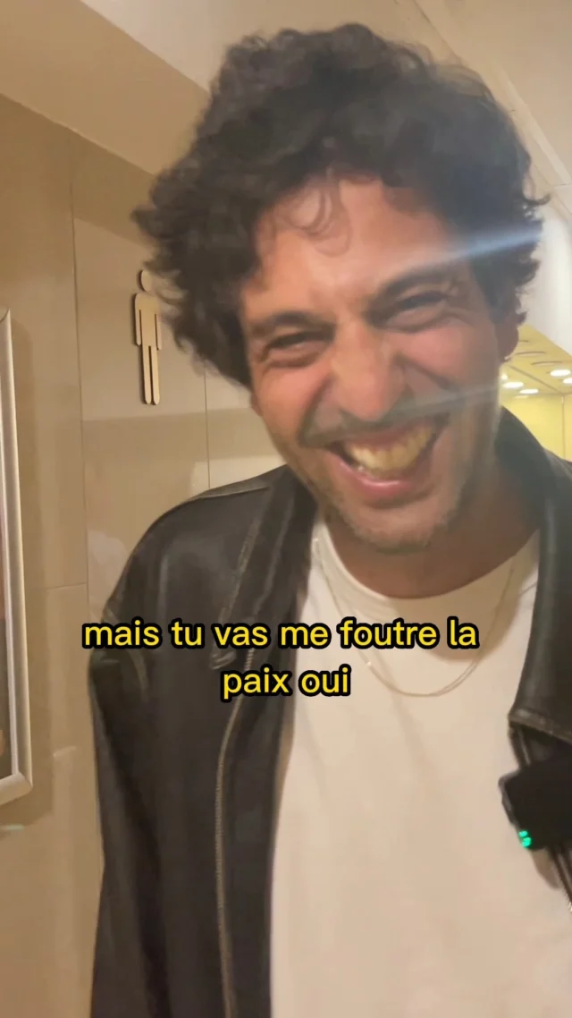 🚽 Même aux toilettes, ils ne se lâchent pas !
@maxboubliloff et  @francoisberleand transforment chaque instant en comédie 😅
Venez vivre “L’Expérience Théâtrale” actuellement à la Michodière 🎭
📹@pascaljaubert 
#ExperienceTheatrale #LaurentRuquier #TheatreParis #Comedie