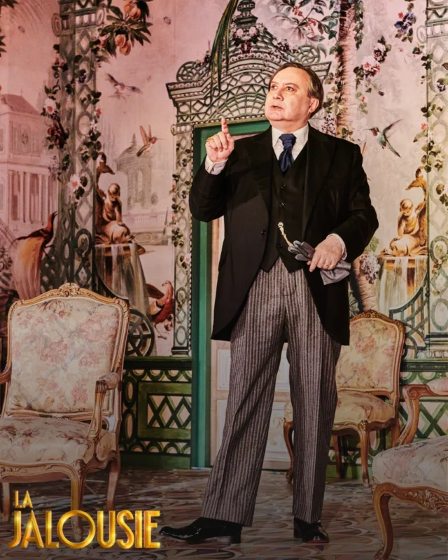 Un fonctionnaire respectable pense avoir tout sous contrôle… jusqu’au moment où la
jalousie prend le dessus.

 “La Jalousie” de Sacha Guitry, une comédie mordante à découvrir à l’occasion du
centenaire du Théâtre de la Michodière.

 Suite au succès, prolongations jusqu’au 7 mars 2026 !
Réservez vos billets sur michodiere.com

@marcelhartmannphoto