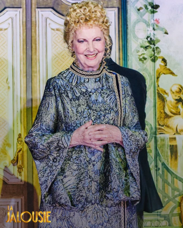 Geneviève Casile, incarne Madame Buzenay, une femme pleine de sagesse qui conseille sa fille face aux crises de jalousie de son mari, Albert Blondel.

Un rôle qu’elle connaît intimement : en 1971, elle jouait le rôle Marthe Blondel sur la scène de la Comédie-Française !

👉 À découvrir au Théâtre de la Michodière jusqu'au 7 mars prochain 🎭
Reprise le 4 février 2026 ✨

@marcelhartmannphoto