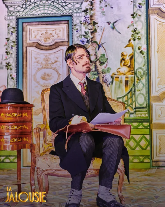 La Jalousie, c'est une pièce chorale avec des personnages burlesques, tel que le détectrice privé Monsieur de Coutufond, interprété par Joseph Tronc, embauché par Albert Blondel pour démasquer la soupçonnée tromperie de sa femme.

Pour découvrir toute cette galerie de personnages, les magnifiques décors, le texte ciselée de Sacha Guitry et le jeu des 8 comédiens sur la scène de la Michodière, prenez vite vos places !

Dernière le 7 mars prochain.