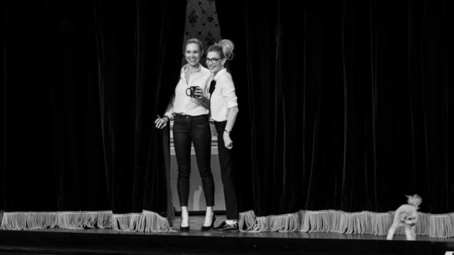 ✨ Ce soir, le rideau se lève à nouveau !

La comédie romantique à succès, Mur Mure fait son grand retour au Théâtre de la Michodière avec un nouveau casting !
Avec @hugobeckerofficiel @judith.elzein @liloufogli @arnaud_maillard_ et @alexandrebrik 

À quelques heures de la Première on vous emmène dans les coulisses des répétitions avec toute l’équipe artistique du spectacle 👀
Découvrez les instants « backstage » juste avant l’entrée sur scène !

Prêts à (re)tomber amoureux de cette pièce à la fois drôle et pleine de surprises ? 🥰

Texte de @liloufogli 
Mise en scène de @jeremielippmann 

📸 @emilie_brouchon