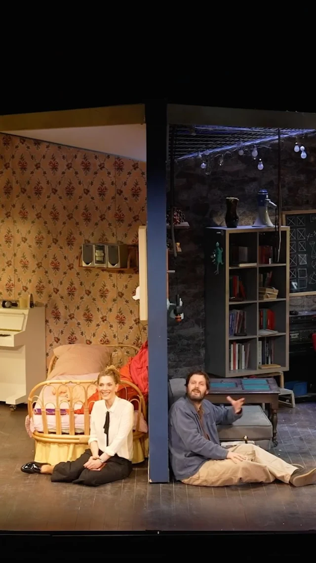 Que diriez-vous d'apprendre à se parler, se connaître... sans se voir ?

C'est ce que vont expérimenter Machin et Machine, des voisins qui vont devoir apprendre à cohabiter malgré eux !

Pour en savoir plus, il suffit de réservez vos places :)
Rendez-vous sur michodiere.com