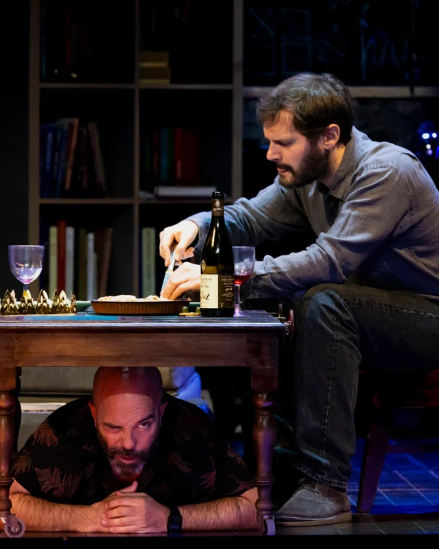 Artus donne tout, Machin râle sur tout… et pourtant, c’est peut-être ça, les plus vieilles amitiés 💛

Retrouvez ces deux personnages incarnés par Arnaud Maillard et Hugo Becker dans la comédie romantique Mur Mure !
Photo @emilie_brouchon