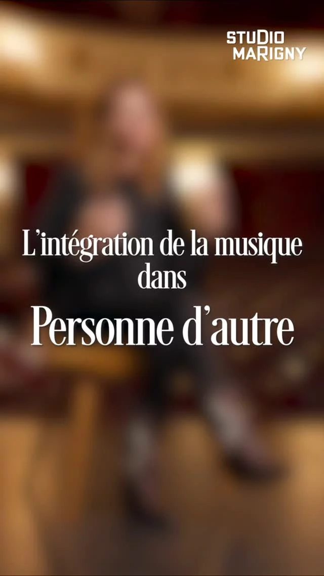 L'intégration de la musique dans "Personne d'autre". 🎼

De Billie Holiday, à Nat King Cole en passant par Sylvie Vartan, la comédienne, et chanteuse @aureliesaada ponctue le texte de Botho Strauss de chansons qui illustrent avec beauté et musicalité toutes les émotions qui traversent le personnage qu'elle interprète sur scène.

🗓️Du vendredi au dimanche jusqu'au 27 mars

🎫 Plus que quelques dates, réservez vos places sur theatremarigny.fr

📹 @sergent_production

#theatremarigny #theatreparis