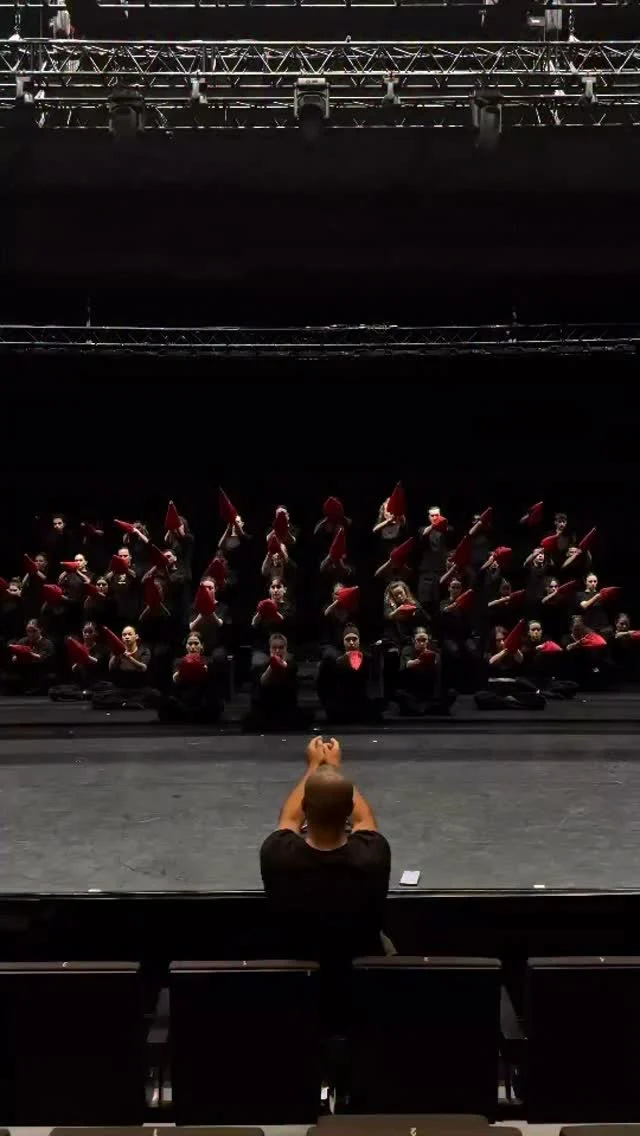 ✨Quand le mouvement devient œuvre d’art…
MURMURATION de Sadeck Berrabah revient à Paris pour 17 représentations exceptionnelles au Théâtre Marigny dès le 21 décembre. 
🎫 Réservez dès maintenant !