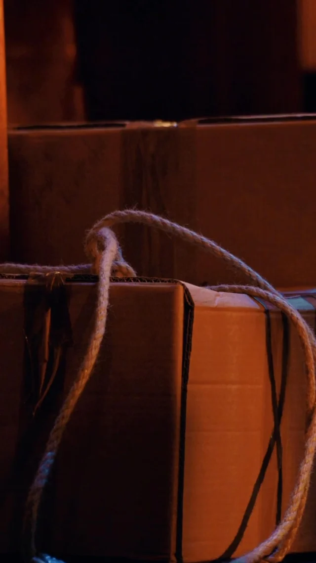 Et si cette année, vous passiez Halloween au théâtre ? 👀🎃

Venez frissonner avec La Corde, un thriller haletant qui mêle suspense et humour noir ! 
Un huis clos machiavélique où domine la manipulation et les faux semblants.