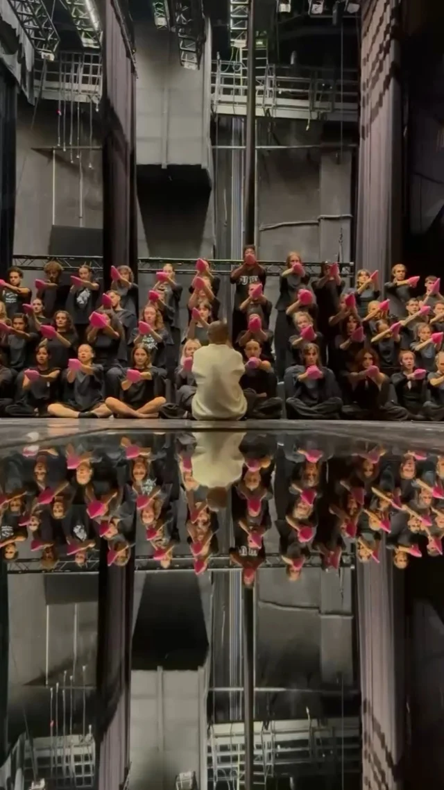 C'est bientôt la Première de Murmuration au Théâtre Marigny. 

Un concept unique de connexion et de partage avec plus de 30 danseurs sur scène, des images saisissantes, une musique envoutante et une synchronisation parfaite ! 

Retrouvez des tableaux iconiques et de nouvelles chorégraphies créées exclusivement pour ce spectacle, à découvrir à partir du 21 décembre au Théâtre Marigny. 

Billetterie : theatremarigny.fr