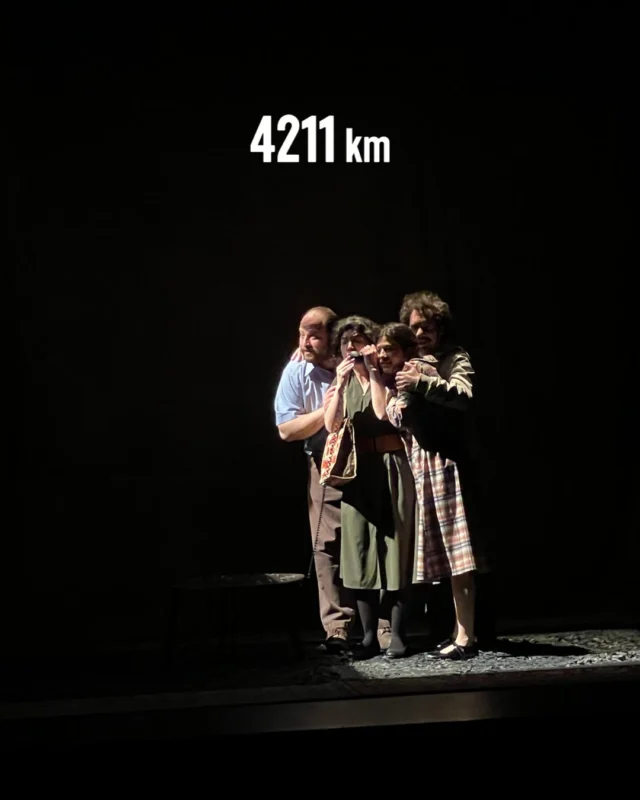 🔗 4211 km, c’est la distance d’un exil, mais aussi celle qui sépare une vie d’une autre.
Une pièce bouleversante, profondément humaine, qui laisse une empreinte durable.

📍 À (re)découvrir au Studio Marigny, du mercredi au samedi à 21h, dimanche à 15h

Écrit et mis en scène : @aila.navidi 
Collaboration : @cie_nouveaujour @amandinechtln 
📸 Laura Bousquet

Avec @olivia.pavlougraham @rose.et.pourpre @alexandramoussai @june.assal @lolablancharrd @sandra.provasi @celine_laugier @__deniz_turkmen__ @aila.navidi @florian_chauvet_ Léo Grange @brenierebenjamin @damiensobieraff_ @francois_berard_autopromoandco @sylvainbegert @drelonthomas @sadrshahriar