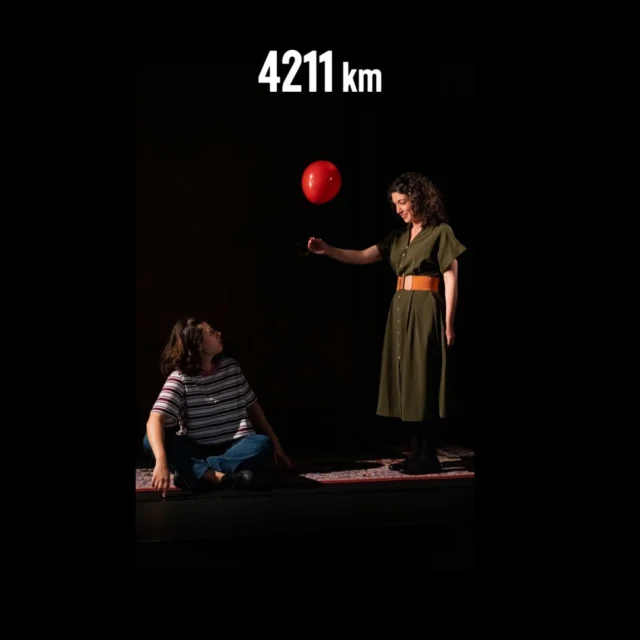 🎈 Entre douceur et déracinement, les liens se réinventent.
4211 km, une émotion à fleur de peau.

📌 À (re)découvrir au Studio Marigny, du mercredi au samedi à 21h, dimanche à 15h

Écrit et mis en scène : @aila.navidi 
Collaboration : @cie_nouveaujour @amandinechtln 
📸 Laura Bousquet

Avec @olivia.pavlougraham @rose.et.pourpre @alexandramoussai @june.assal @lolablancharrd @sandra.provasi @celine_laugier @__deniz_turkmen__ @aila.navidi @florian_chauvet_ Léo Grange @brenierebenjamin @damiensobieraff_ @francois_berard_autopromoandco @sylvainbegert @drelonthomas @sadrshahriar