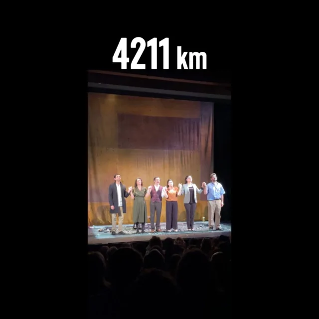❤️ Une équipe, une histoire, un public.
Merci pour ces moments partagés, soir après soir.
4211 km, au Théâtre Marigny.

📌 À (re)découvrir au Studio Marigny, du mercredi au samedi à 21h, dimanche à 15h

Écrit et mis en scène : @aila.navidi 
Collaboration : @cie_nouveaujour @amandinechtln 

Avec @olivia.pavlougraham @rose.et.pourpre @alexandramoussai @june.assal @lolablancharrd @sandra.provasi @celine_laugier @__deniz_turkmen__ @aila.navidi @florian_chauvet_ Léo Grange @brenierebenjamin @damiensobieraff_ @francois_berard_autopromoandco @sylvainbegert @drelonthomas @sadrshahriar