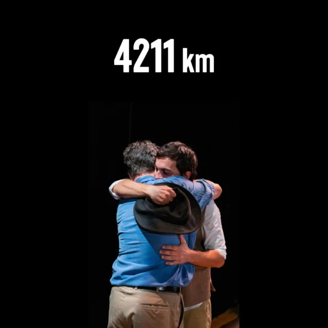 🤍 Ce qui se transmet ne s’efface jamais.
4211 km, une histoire de famille, de mémoire et de liens qui traversent le temps.

📌 À (re)découvrir au Studio Marigny, du mercredi au samedi à 21h, dimanche à 15h

Écrit et mis en scène : @aila.navidi 
Collaboration : @cie_nouveaujour @amandinechtln 
📸 @Laura Bousquet

Avec @olivia.pavlougraham @rose.et.pourpre @alexandramoussai @june.assal @lolablancharrd @sandra.provasi @celine_laugier @__deniz_turkmen__ @aila.navidi @florian_chauvet_ Léo Grange @brenierebenjamin @damiensobieraff_ @francois_berard_autopromoandco @sylvainbegert @drelonthomas @sadrshahriar