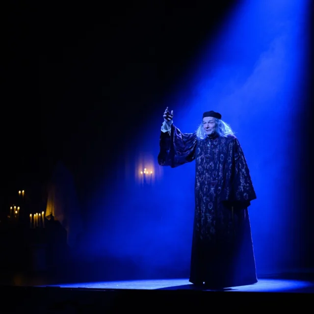 🤍 Certains moments méritent d’être vécus avant le tomber de rideau.
Après cette magnifique reconnaissance, Amadeus poursuit son aventure au Théâtre Marigny et continue de faire vibrer le public soir après soir.

Plus que 18 représentations pour découvrir ce spectacle avant le dernier rendez-vous de cette saison.

🎟️Jusqu’au 14 juin au Théâtre Marigny, du mercredi au jeudi à 20h, du vendredi au samedi à 21h, dimanche à 15h

Mise en scène @oliviersoliveres 
Avec Jérôme Kircher, @thomassoliveres @lisonpennec Eric Berger @flore.philis @alziarymarjolaine @jade.rbnt @lasiecinska @laurentdolce1 Philippe Escudié @romainpascal1 @lorenzoarcaro @artusmael @simonetloic