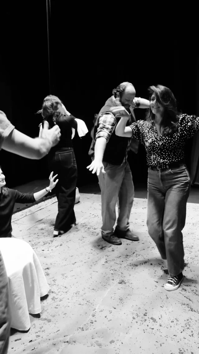 🎈Des répétitions aux loges, des derniers gestes aux éclats de rire…
Dans les coulisses de 4211 km, une complicité se construit et se partage bien avant l’entrée en scène.

Plus que 16 représentations parisiennes pour partager cette aventure avec nous. 
🎭 Studio Marigny

Écrit et mis en scène : @aila.navidi 
Collaboration : @cie_nouveaujour @amandinechtln 
📹 @b.ouboo

Avec @olivia.pavlougraham @rose.et.pourpre @alexandramoussai @june.assal @lolablancharrd @sandra.provasi @celine_laugier @__deniz_turkmen__ @aila.navidi @florian_chauvet_ Léo Grange @brenierebenjamin @damiensobieraff_ @francois_berard_autopromoandco @sylvainbegert @drelonthomas @sadrshahriar