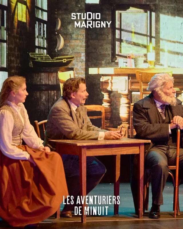 🎭 Six comédiens au générique, bien plus de personnages sur le plateau.

Arthur Conan Doyle, Jules Verne, Jenny, l’inspecteur Butcher, Miss Percy, Madame Foster, Rose, Macintosch, la gargotière, le docker, le bobby, le vagabond, le pêcheur de Pickering.

Autour de Doyle et Verne, plusieurs comédiens changent de visage d’une scène à l’autre, assez pour croire la distribution deux fois plus large.

C’est la signature de la troupe du Renard Argenté ! 

🎟️ Actuellement au Studio Marigny - theatremarigny.fr

📷 Photo © Stéphane Audran

Auteurs : @julienlefebvre813 et Florence Lefebvre
Mise en scène : @rappelie @ludoviclaroche 
Avec @ludoviclaroche @emilie_cazenave @pierrearnaud_juin @nicolas_saint_georges @jeannereot @stephaniebassibey