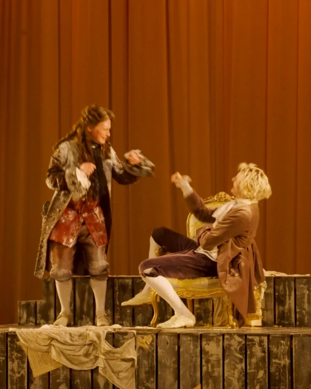 🎬 Qui a dit qu’on ne riait pas avec Mozart ?

Un Mozart insolent, un Empereur fantasque, une cour qui commente tout à voix haute. Les répliques fusent et le rire n’enlève rien au drame qui se joue.

📍 Actuellement au Théâtre Marigny, du mercredi au jeudi à 20h, vendredi à 21h, samedi à 16h30 et 21h, dimanche à 15h.
✨ Moins de 26 ans : 1 place à 25 € en catégories 1 et 2.
🎟️ Billetterie ouverte – réservez vos places dès maintenant.
🎥 : Mojo Studio

Mise en scène @oliviersoliveres 
Avec Jérôme Kircher, @thomassoliveres  @lisonpennec , @thomasfitterer_thomasfitterer , @flore.philis  @alziarymarjolaine  @jade.rbnt  @lasiecinska  @laurentdolce1  Philippe Escudié @romainpascal1  @lorenzoarcaro  @simonetloic