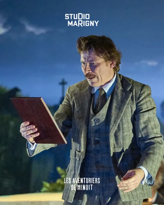 🔎 Arthur Conan Doyle a imaginé les enquêtes les plus célèbres de la littérature. Dans Les Aventuriers de Minuit, c’est à son tour de mener l’enquête.

Un carnet mystérieux, un cimetière, des indices à déchiffrer… Cette fois, le créateur de Sherlock Holmes devra compter sur son propre sens de la déduction.
Ludovic Laroche lui prête ses traits dans cette aventure pleine de mystère et de rebondissements.

🎟️ Actuellement au Studio Marigny, theatremarigny.fr
📷 Photo © Stéphane Audran

Auteurs : @julienlefebvre813  et Florence Lefebvre
Mise en scène : @rappelie  @ludoviclaroche 
Avec @ludoviclaroche  @emilie_cazenave  @pierrearnaud_juin @nicolas_saint_georges  @jeannereot  @stephaniebassibey