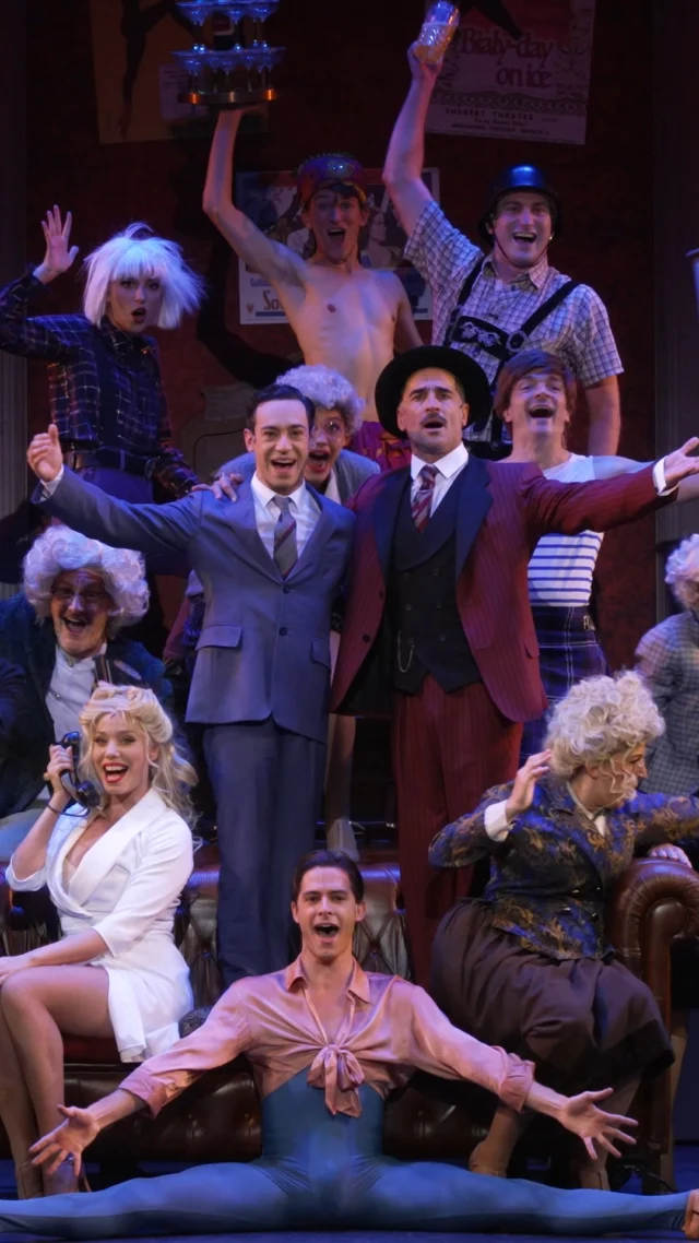 Entamer la sixième semaine de représentation plus boostés que jamais, ça c'est sûr : 
Ils peuvent le faire !
(Re)découvrez @lesproducteurs.paris, la comédie musicale la plus délirante de Paris, en ce moment au @theatredeparis