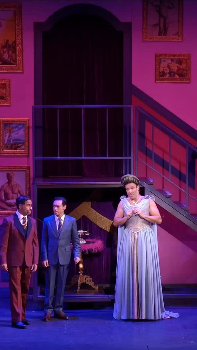 Si vous aussi vous pensez que le théâtre devrait toujours être gai, alors rejoignez nous au @theatredeparis pour voir @lesproducteurs.paris 

#quefaireaparis #lesproducteurs #comédiemusicale