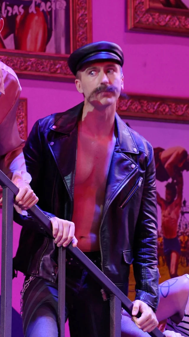 Faire des “fleurs pour Hitler”, le show le plus gay : une mission que seul de grand Roger de Bris peut relever.  Et parce qu'aujourd'hui c'est (presque) l'anniversaire de Molière, on se devait de poster cet extrait. 

👉 @lesproducteurs.paris, la comédie musicale aux 2 molières, en ce moment au @theatredeparis

#moliere #lesmolieres #lesproducteurs