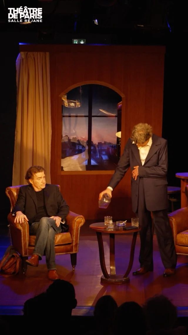 Découvrez la bande annonce de "Une heure à t'attendre", en salle Réjane à partir du 21 janvier

Dans un appartement sous les toits, coupés du monde, deux hommes que tout oppose, cohabitent. Elle n’est pas là, pas encore. Pourtant, tout en elle résonne dans la pièce : son parfum dans l’air, son nom sur les lèvres, son souvenir dans les regards.

Une heure à l’attendre.

Durant soixante-dix minutes, les silences pèsent autant que les mots, révélant progressivement les failles et les vérités de chacun. Cette pièce interroge avec subtilité sur la notion de l’attente, les projections amoureuses et la perception de l’autre.

Entre tendresse et vérité, ce duel intime capte l’attention du spectateur jusqu’au dernier instant, dans une partition délicate et troublante.

Une pièce de @sylvain.meyniac 
Avec @thierry.fremont et @nicolas_vaude 

Mise en scène : @delphinedemalherbeofficiel 
Décors : Catherine Bluwal
Lumières : Stéphane Baquet
Costumes : Philippe Serpinet

#theatreparis #sortiràparis