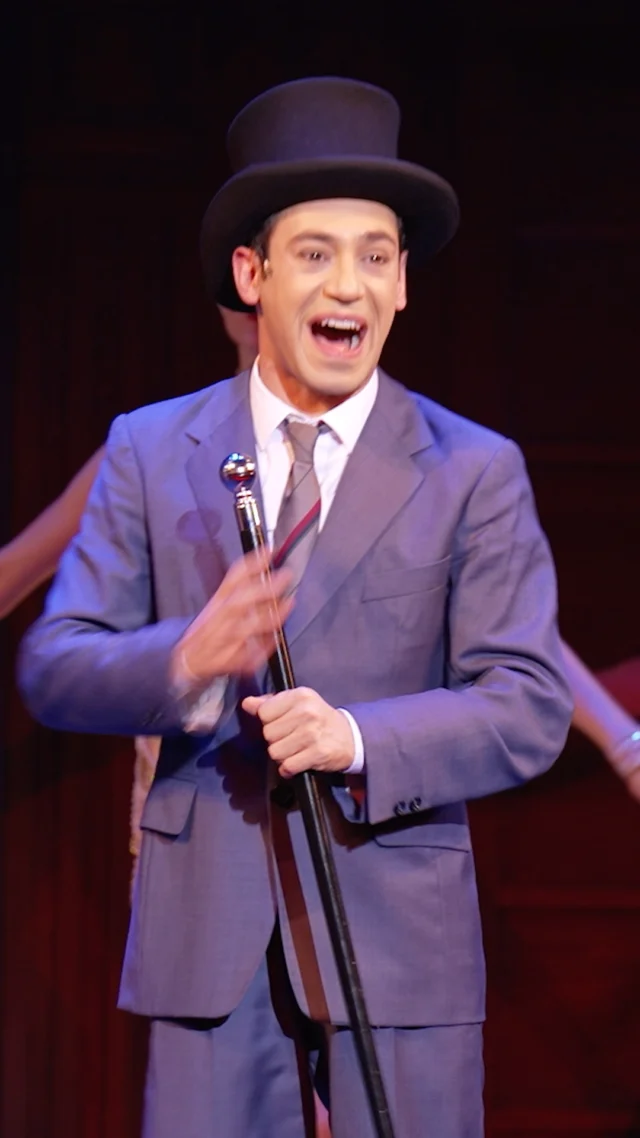 👉 Leo Bloom est un comptable nerveux et craintif, enclin aux crises de panique et qui garde toujours sur lui son doudou pour se calmer. Il rêve secrètement de devenir producteur à Broadway. La chance pourrait bien lui sourire lorsqu’il rencontre Max Bialystock, un producteur égoïste et arrogant, au bord de la faillite et prêt à tout pour gagner de l’argent.

🎫 Retrouvez « les producteurs », le show musical de Mel Brooks mis en scène par @alexismichalik jusqu’au 12 avril au @theatredeparis 

#lesproducteurs #quefaireaparis