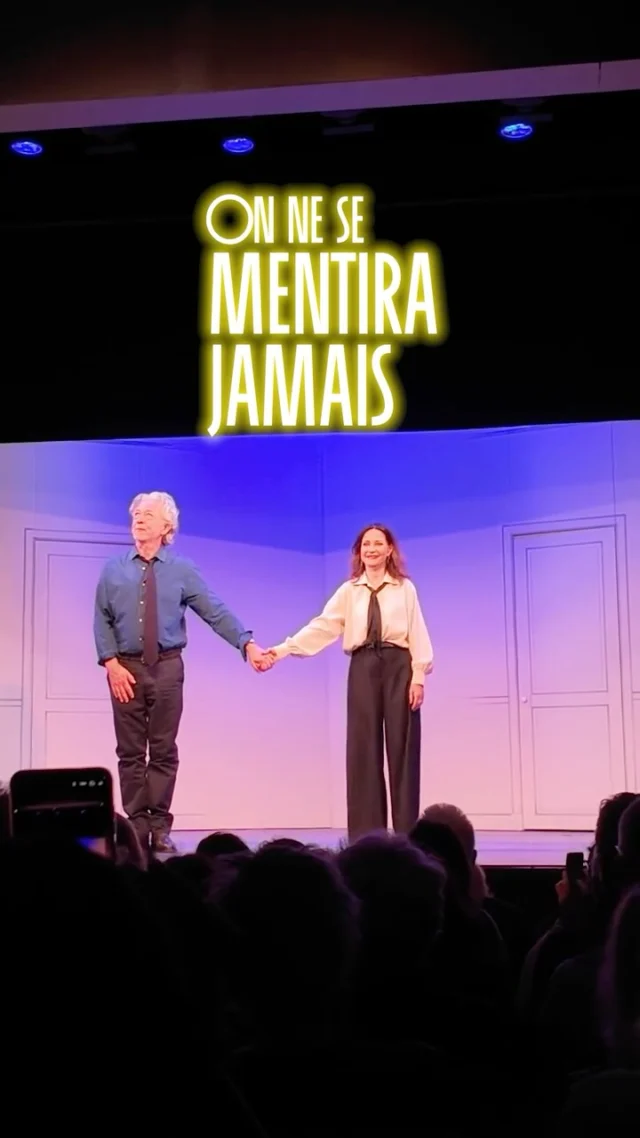 À la sortie de la pièce "On ne se mentira jamais", nous avons tendu notre micro aux spectateurs pour recueillir leurs premières impressions 🎤

Découvrez l'avis du public ! 💬
"Acteurs sublimes", "ça prend au cœur" "dialogues super bien ficelés", "joyeux", "mise en scène poétique"...

Et vous, quel serait votre qualificatif pour décrire la pièce ?

On ne se mentira jamais
📍Actuellement en Salle Réjane du Théâtre de Paris
Avec Évelyne Bouix et @nicolasbriancon 
Mise en scène @jeanlucmoreauoff