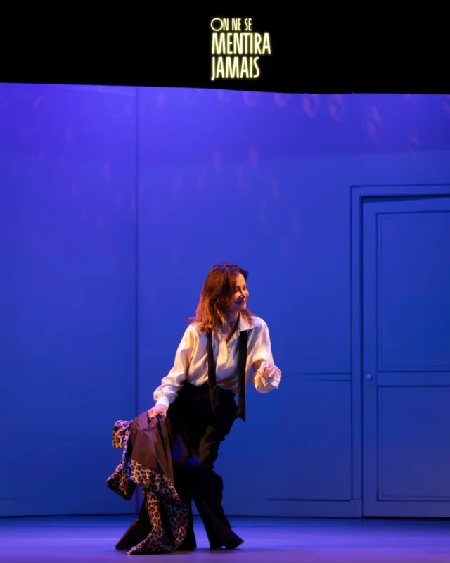 Un grain de sable, un détail, un simple mensonge...qui pourrait tout faire basculer.

Un couple qui semblait inébranlable. Une vie parfaitement rodée. Et puis, le doute s’immisce…

Avec On ne se mentira jamais au @theatredeparis, Éric Assous explore avec justesse ces moments suspendus où la confiance se fissure, où les silences sont trompeurs et où la vérité devient inconfortable.

Jusqu’au 17 mai en Salle Réjane
Mise en scène @jeanlucmoreauoff