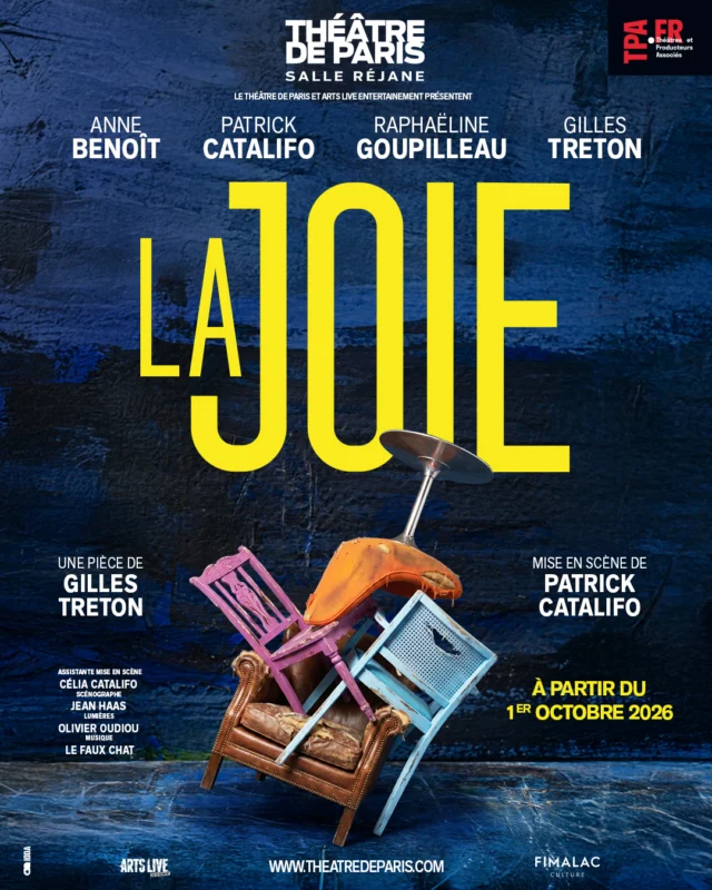À partir du 1er octobre, nous accueillons en salle Réjane une nouvelle création : La Joie 

Une mère vit avec son fils au chômage. Ces deux-là survivent ensemble sans se plaindre de leur dénuement. Et pourtant la crudité de leurs mots traduit la colère qui vit en eux, permanente, comme un compagnon de voyage. Leur rapport est dur et sarcastique. La visite annuelle du frère qui a fui ce monde, celui qui a « réussi », et de sa femme, vient bouleverser ce quotidien. Le couple invite la mère en Bretagne. Elle en revient humiliée, blessée. Soudain cette mère défaite et ce fils raté se regardent autrement, réunis par une tendresse qu’ils ne soupçonnaient pas.

Au cœur de la pièce, deux émotions s'affrontent : la colère et la joie. La première traverse les personnages, les isole, elle est source de malentendus et de rejet. Face à elle, la joie apparaît comme un pansement, posé sur des blessures.
La Joie propose une traversée de sentiments extrêmes et hauts en couleur, où la brutalité des mots fragilise les liens familiaux... jusqu’à l’espoir d’un apaisement.
 
Un texte de Gilles Treton
Mise en scène par Patrick Catalifo
 
Avec Anne Benoît, Patrick Catalifo, Raphaëline Goupilleau et Gilles Treton
 
Assistante mise en scène : Célia Catalifo
Scénographe : Jean Haas
Lumières : Olivier Oudiou
Musique : Le Faux Chat
 
✏ Affiche : @iodaspectacles @agence_comquest 

📆 Du mercredi au samedi à 19h
⏳ Durée : 1h15

🎫 Infos et réservations en bio

#theatreparis #rentréethéatrale