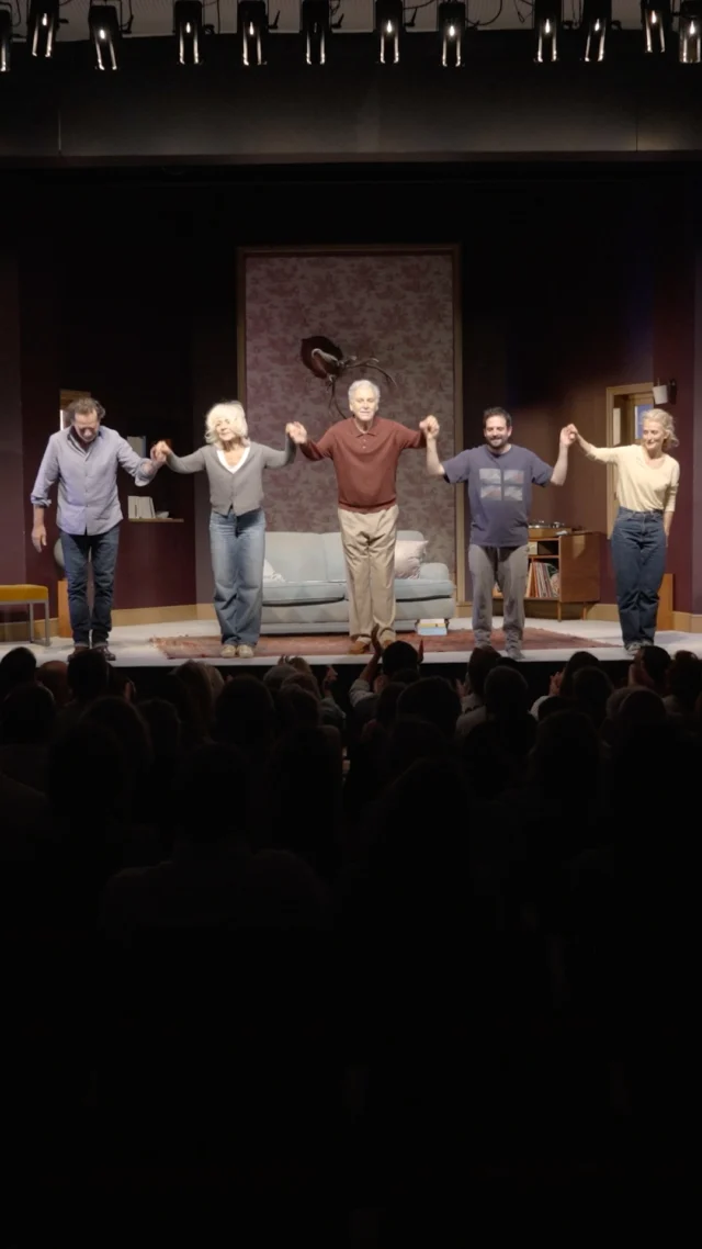 "drôle et vivant", "une pièce formidable", "une belle histoire de famille"
Une chose est certaine, vous allez passer un super moment au Théâtre de Paris devant "Chers parents"

Découvrez l'avis des spectateurs en videos 📣

#theatreparis #comedieparis